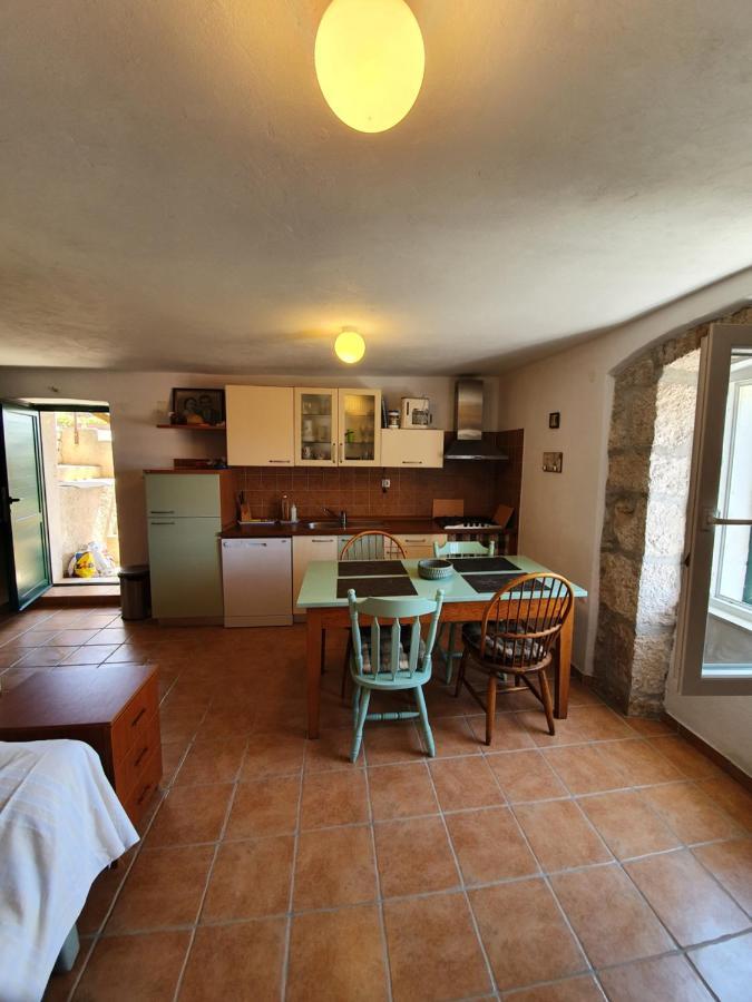 Kaprije Mistral Apartment Bagian luar foto