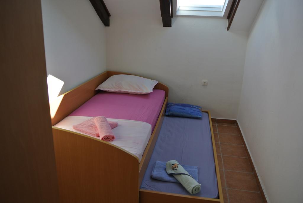 Kaprije Mistral Apartment Bagian luar foto