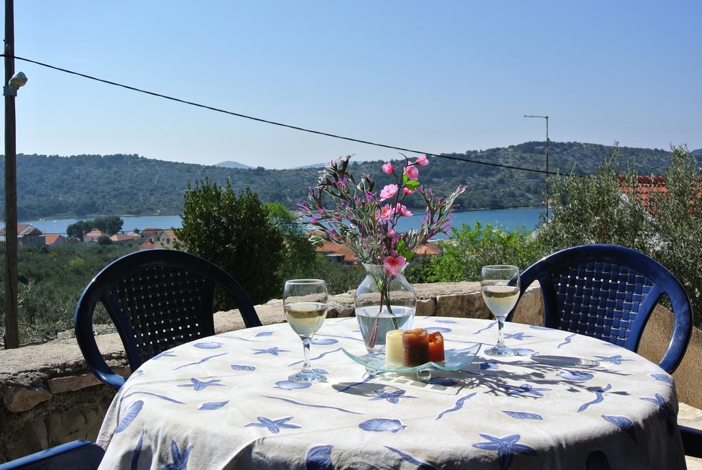 Kaprije Mistral Apartment Bagian luar foto