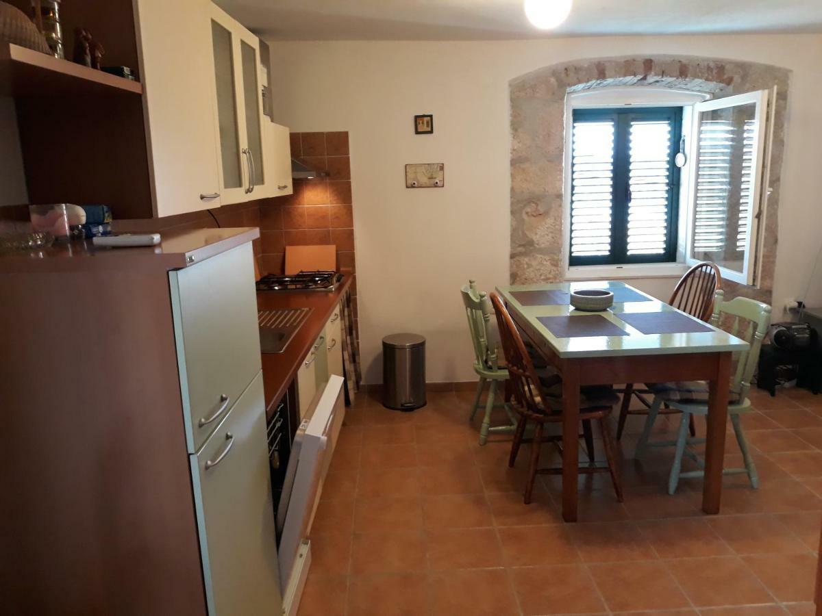 Kaprije Mistral Apartment Bagian luar foto