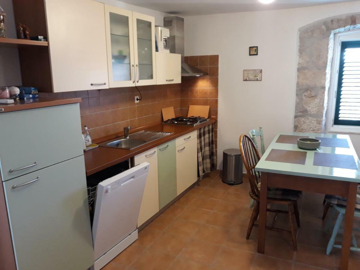Kaprije Mistral Apartment Bagian luar foto