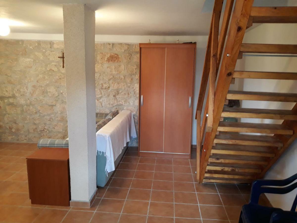 Kaprije Mistral Apartment Bagian luar foto