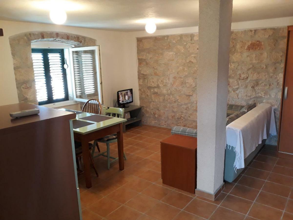 Kaprije Mistral Apartment Bagian luar foto