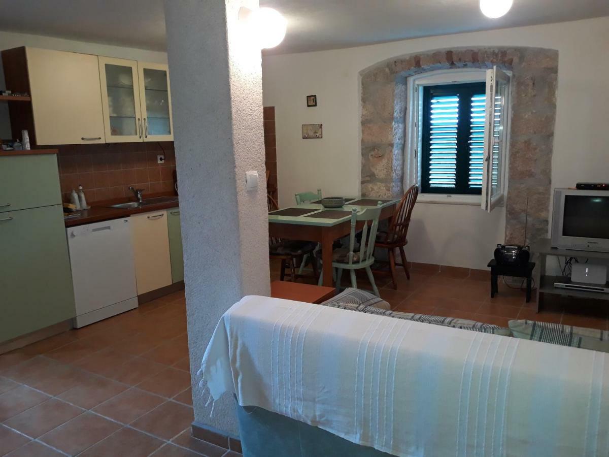 Kaprije Mistral Apartment Bagian luar foto