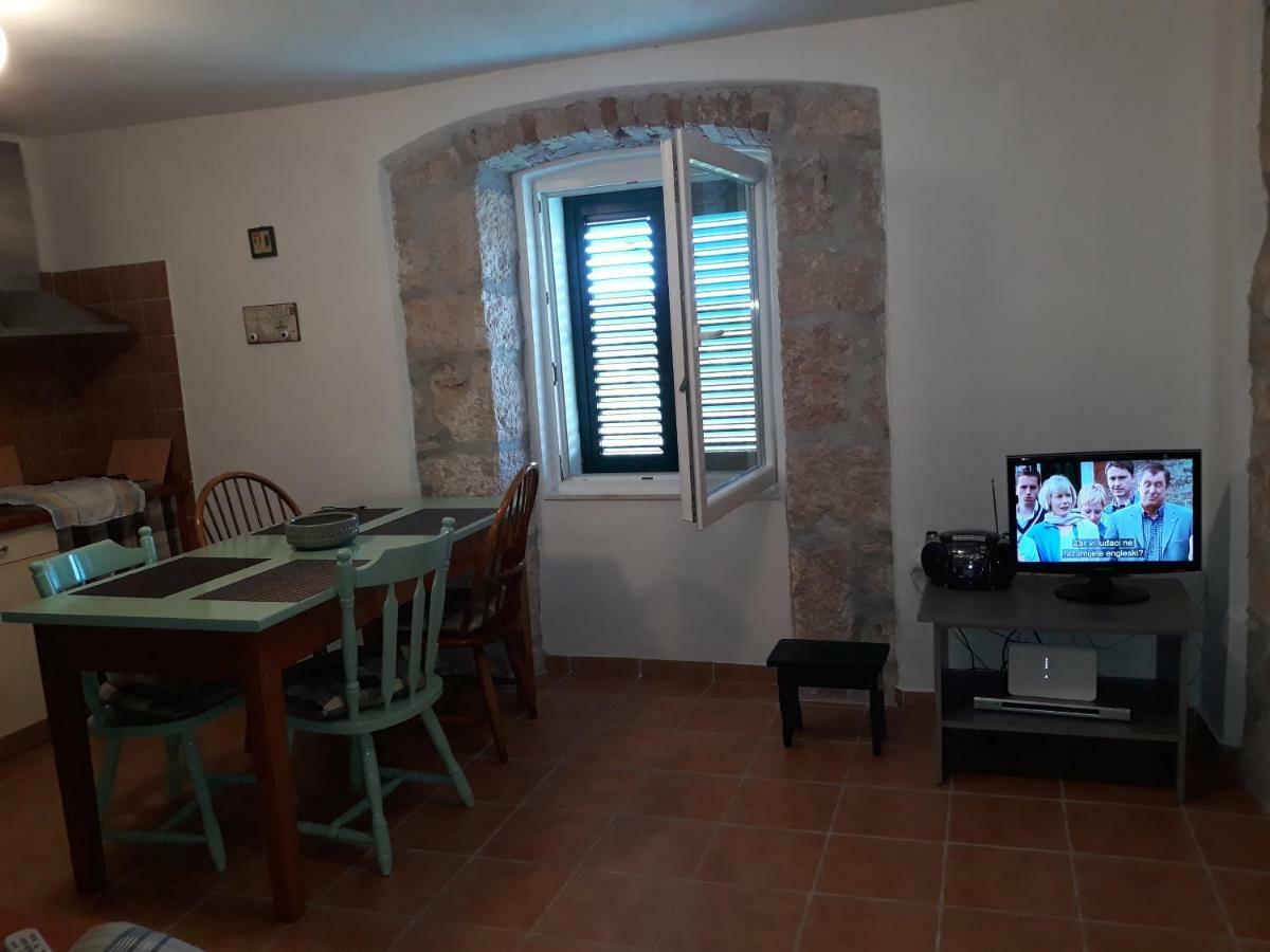 Kaprije Mistral Apartment Bagian luar foto