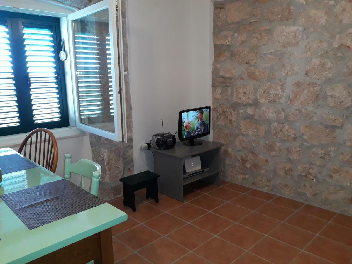 Kaprije Mistral Apartment Bagian luar foto