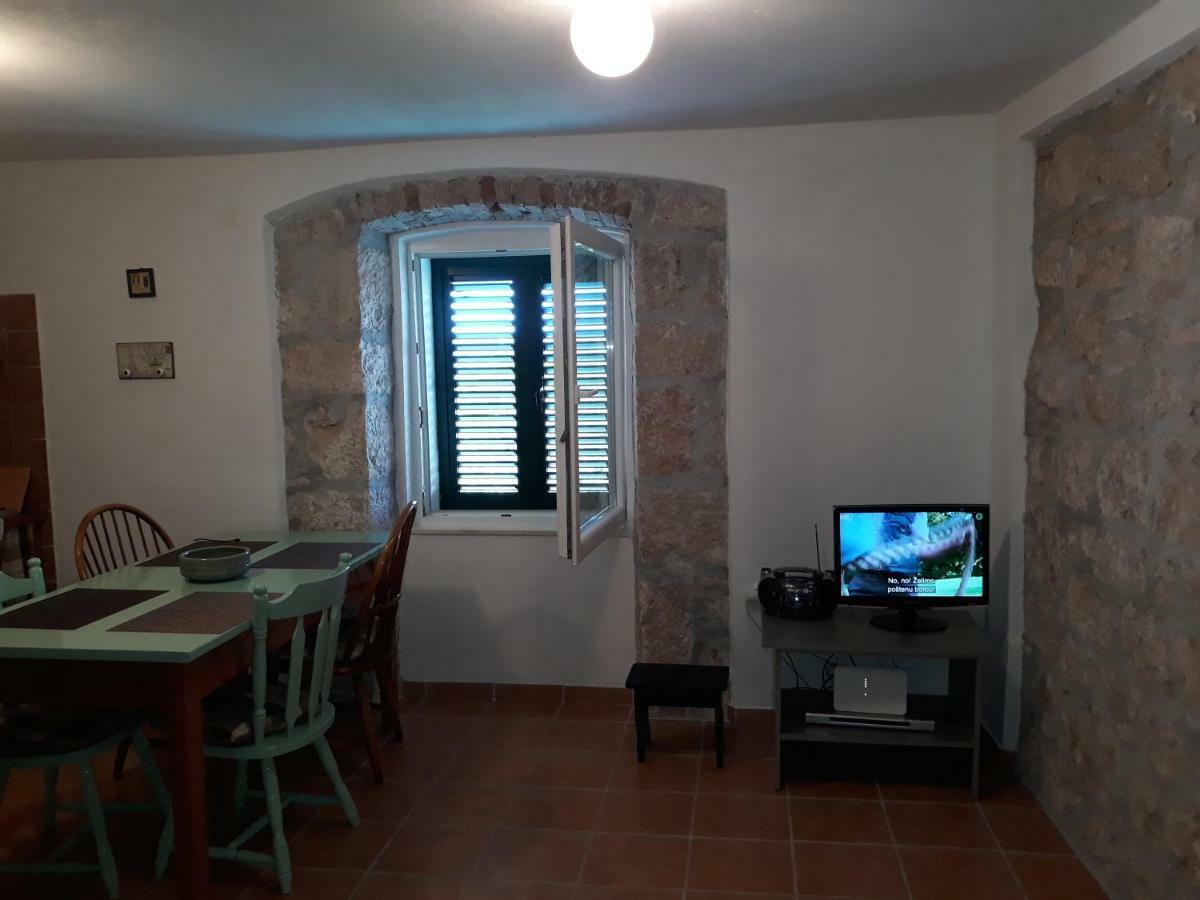 Kaprije Mistral Apartment Bagian luar foto